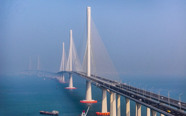 黃茅海跨海通道正式通車后，車輛行駛在黃茅海大橋上（2024年12月11日攝，無人機(jī)照片）。新華社記者 劉大偉 攝