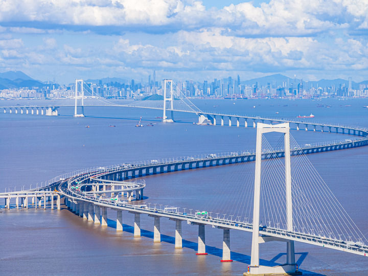 車輛行駛在深中通道上（2024年7月3日攝，無人機(jī)照片）。新華社記者 毛思倩 攝