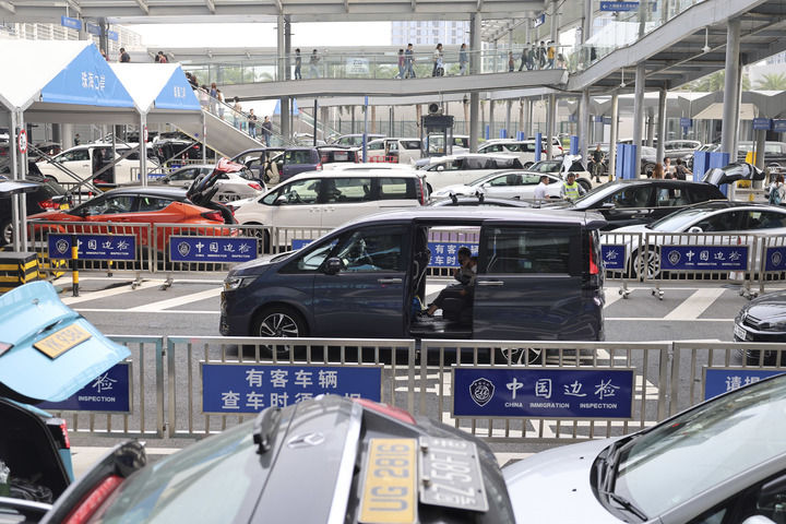 車輛在港珠澳大橋珠海公路口岸等待通關(guān)（2024年4月4日攝）。新華社發(fā)（王相國 攝)