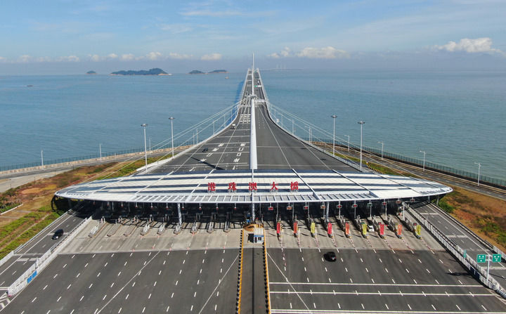 在珠海拍攝的港珠澳大橋入口（2023年12月15日攝，無人機(jī)照片）。新華社記者 鄧華 攝