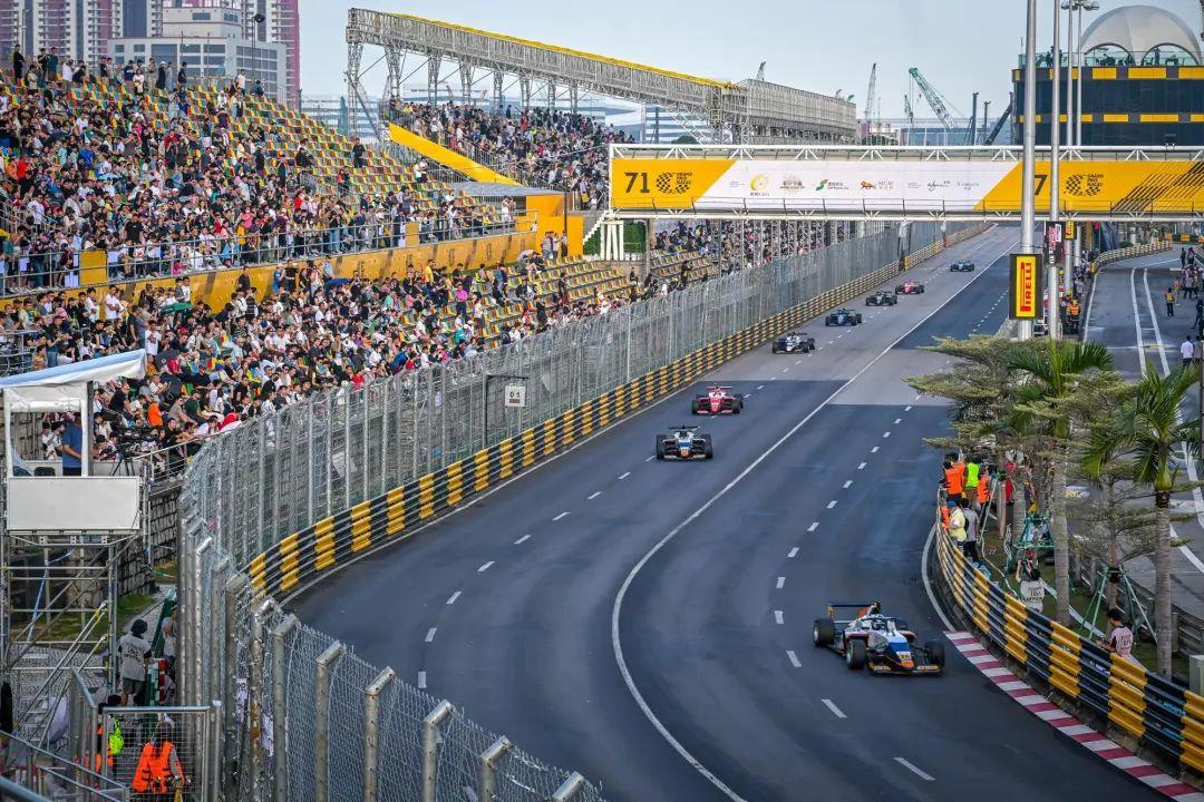 △2024年11月17日，為期4天的第71屆澳門格蘭披治大賽車，圓滿落下帷幕。據統(tǒng)計，今年的賽事共吸引了逾10萬名觀眾進場觀賽，氣氛熱烈。