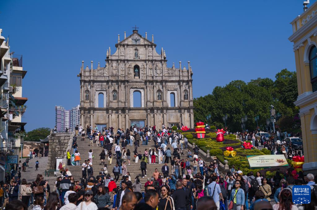 12月7日，人們在澳門大三巴牌坊游覽。新華社發(fā)（張金加 攝）