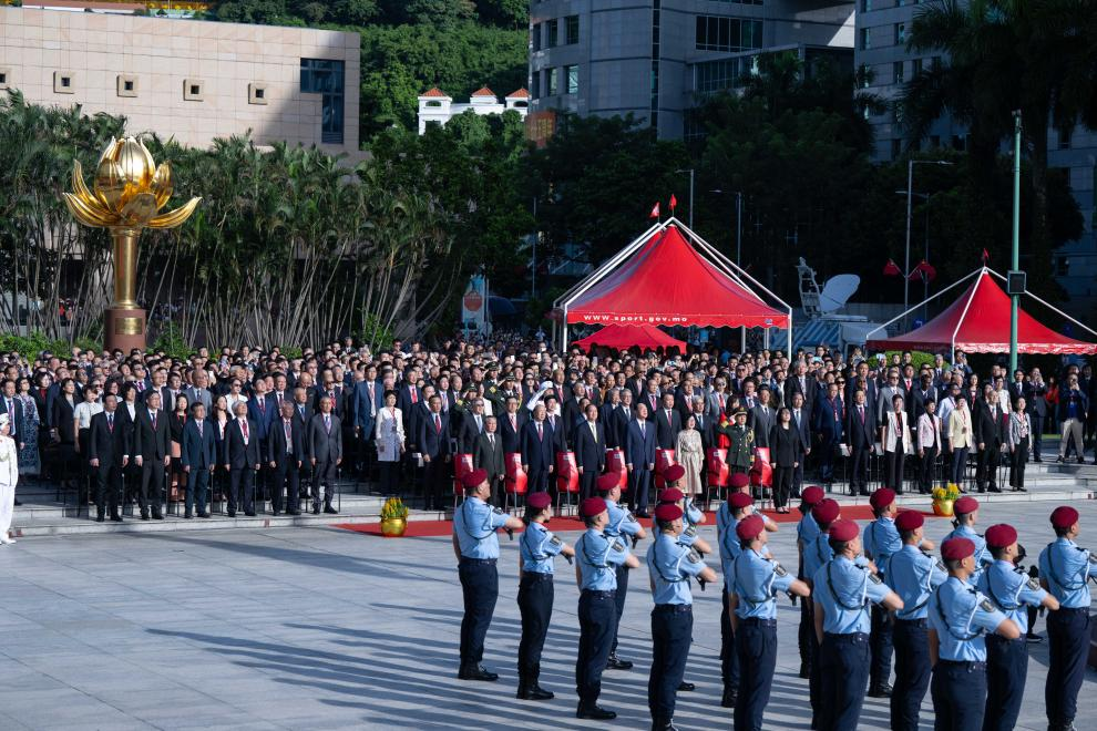 2024年10月1日，澳門特別行政區(qū)政府在金蓮花廣場(chǎng)隆重舉行升旗儀式，慶祝中華人民共和國成立75周年。新華社記者 張金加 攝