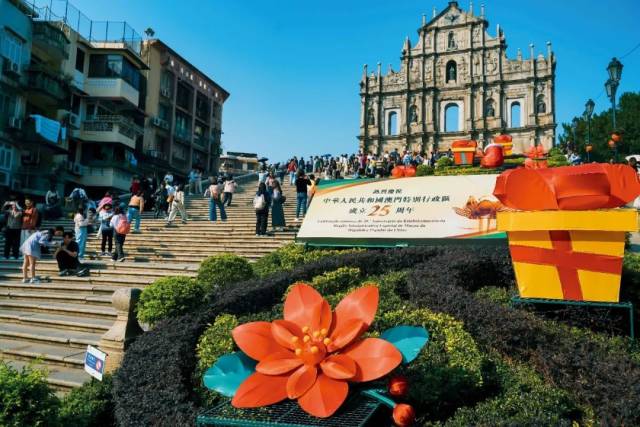 12月5日，澳門(mén)大三巴牌坊，“熱烈慶祝中華人民共和國(guó)澳門(mén)特別行政區(qū)成立25周年”的標(biāo)志吸引游客留影。圖/視覺(jué)中國(guó)