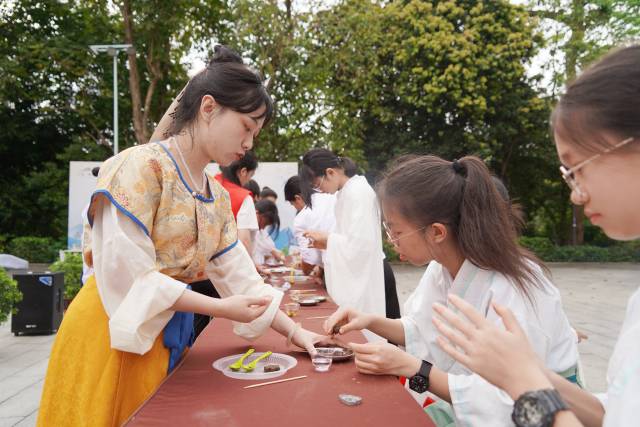 廣東羅浮山景區(qū)憑借“文旅融合新畫卷：非遺點(diǎn)亮羅浮之旅”的“文旅+非遺”模式，成功入選風(fēng)景名勝區(qū)文旅融合典型案例