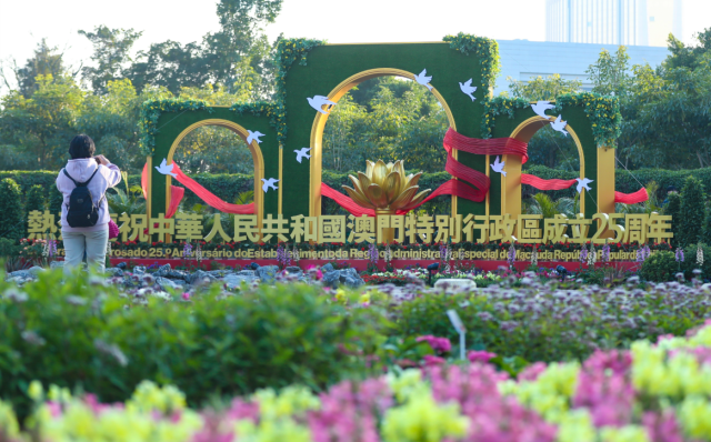 12月17日，市民在澳門一處慶?；▔芭恼?。新華社發(fā)