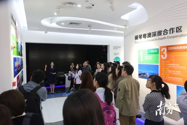 人們赴橫琴粵澳深度合作區(qū)展廳了解合作區(qū)建設情況。 人們赴橫琴粵澳深度合作區(qū)展廳了解合作區(qū)建設情況。