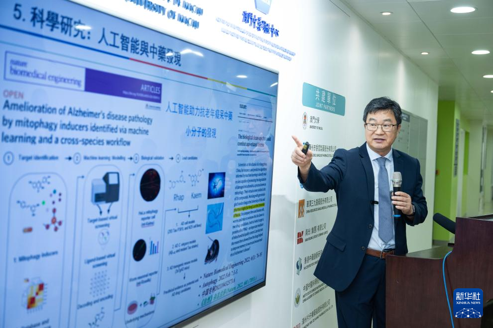 6月17日，中藥質(zhì)量研究國家重點實驗室（澳門大學）主任、澳門大學中華醫(yī)藥研究院院長陳新介紹實驗室情況。新華社記者 張金加 攝