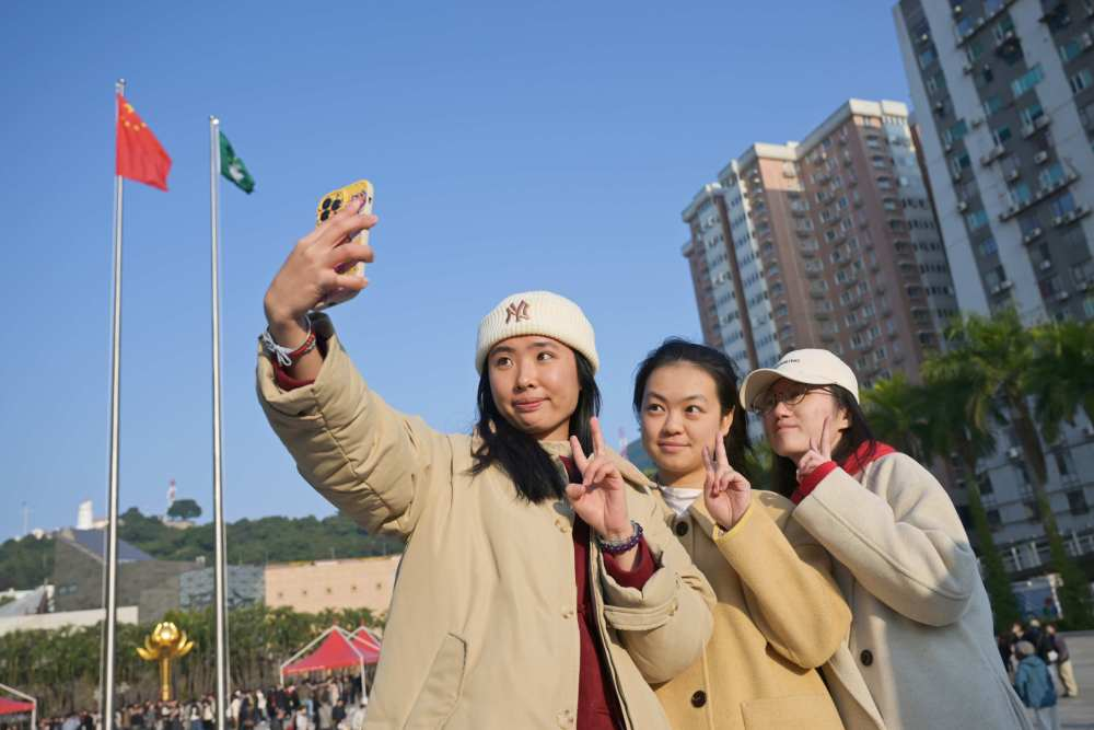 12月20日，澳門特別行政區(qū)政府隆重舉行升旗儀式，慶祝澳門回歸祖國25周年?！? title=