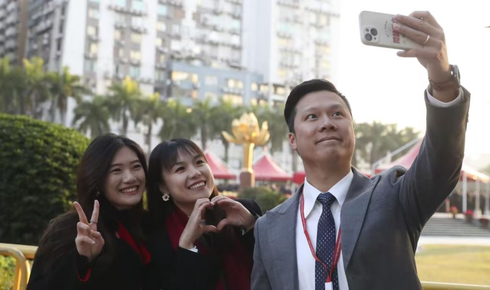 12月20日，澳門特別行政區(qū)政府隆重舉行升旗儀式，慶祝澳門回歸祖國25周年?！? title=