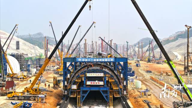 廣湛高鐵、珠肇高鐵、深南高鐵“3大高鐵”飛速建設(shè)中。圖為廣湛高鐵機(jī)場(chǎng)段項(xiàng)目施工現(xiàn)場(chǎng)。中鐵十二局集團(tuán)供圖