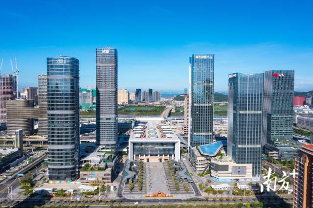 在橫琴口岸，人們可以實(shí)現(xiàn)“無感”跨境通關(guān)。
