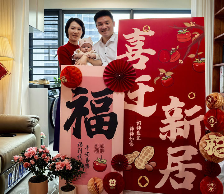 澳門創(chuàng)業(yè)青年黃滋才（右）和家人在“澳門新街坊”的家里合影（2024年12月6日攝）。新華社發(fā)