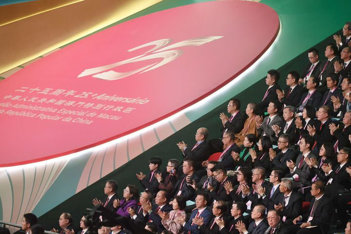 2024年12月20日，慶祝澳門回歸祖國(guó)25周年大會(huì)暨澳門特別行政區(qū)第六屆政府就職典禮在澳門東亞運(yùn)動(dòng)會(huì)體育館隆重舉行。這是嘉賓熱烈鼓掌。新華社記者 陳鐸 攝