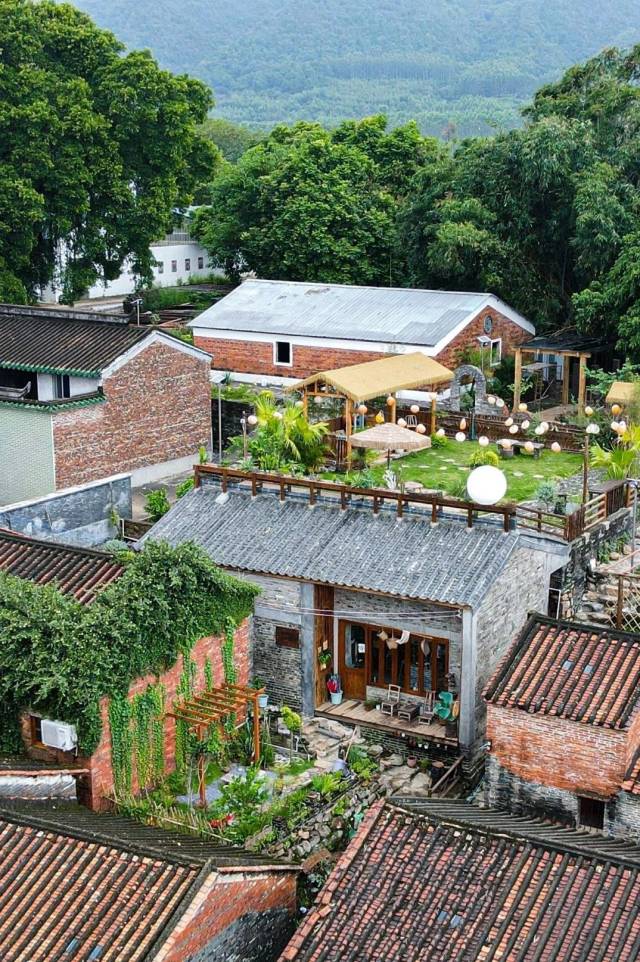 高要鐵崗社區(qū)盤活閑置的半山農(nóng)房和古村落群，打造了屋頂咖啡項(xiàng)目。陳彥成 攝 高要鐵崗社區(qū)盤活閑置的半山農(nóng)房和古村落群，打造了屋頂咖啡項(xiàng)目。陳彥成 攝