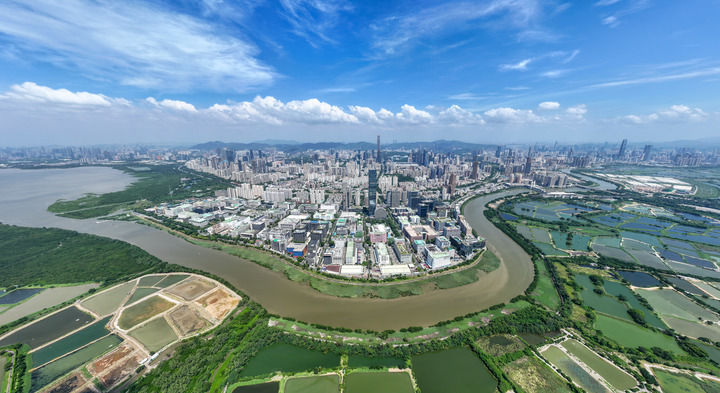 這是2024年9月19日拍攝的河套深港科技創(chuàng)新合作區(qū)及深圳河兩岸風(fēng)光（無(wú)人機(jī)照片）。新華社記者 毛思倩 攝
