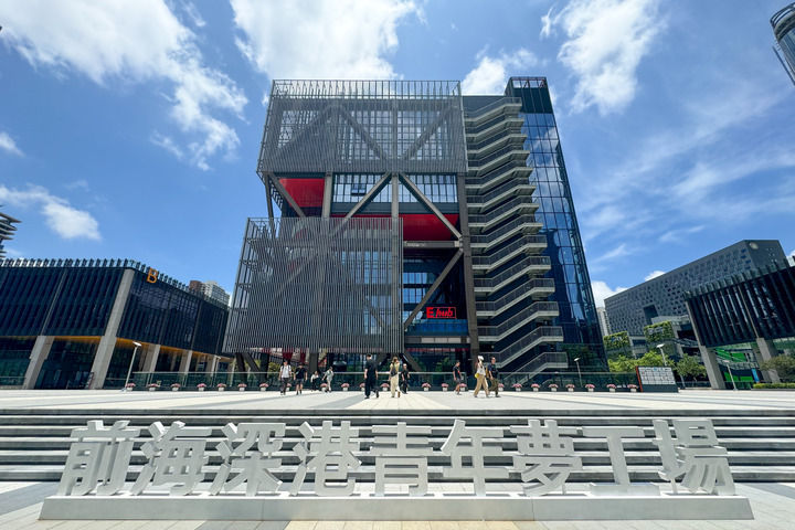  2024年6月12日，人們進(jìn)出深圳前海深港青年夢(mèng)工場(chǎng)。新華社記者 毛思倩 攝