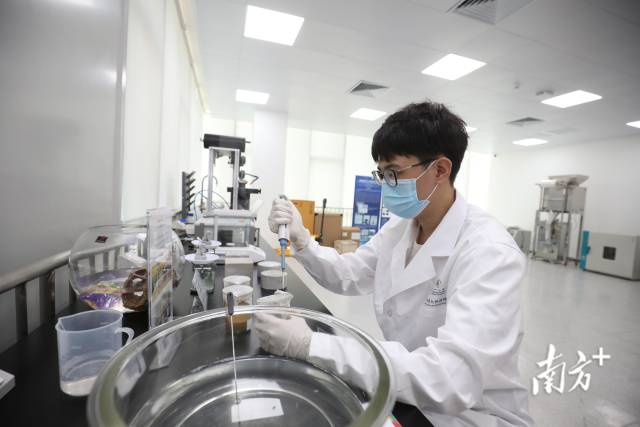 位于橫琴·澳門青年創(chuàng)業(yè)者內(nèi)的珠海澳大研究院，工作人員正在進(jìn)行科研實(shí)驗(yàn)。南方+記者 關(guān)銘榮 攝