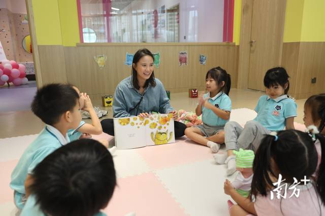 橫琴新街坊家庭服務(wù)中心，孩子們?cè)诼?tīng)繪本故事。南方+記者 關(guān)銘榮 攝