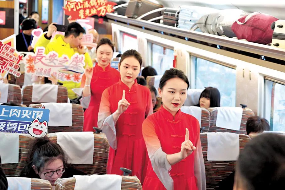 5日，隨著新列車運(yùn)行圖的實(shí)行，以“龍鳳呈祥”主題為外觀涂色的G828次列車從西安北站駛向香港西九龍站方向。