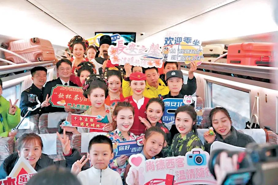 5日，隨著新列車運(yùn)行圖的實(shí)行，以“龍鳳呈祥”主題為外觀涂色的G828次列車從西安北站駛向香港西九龍站方向。