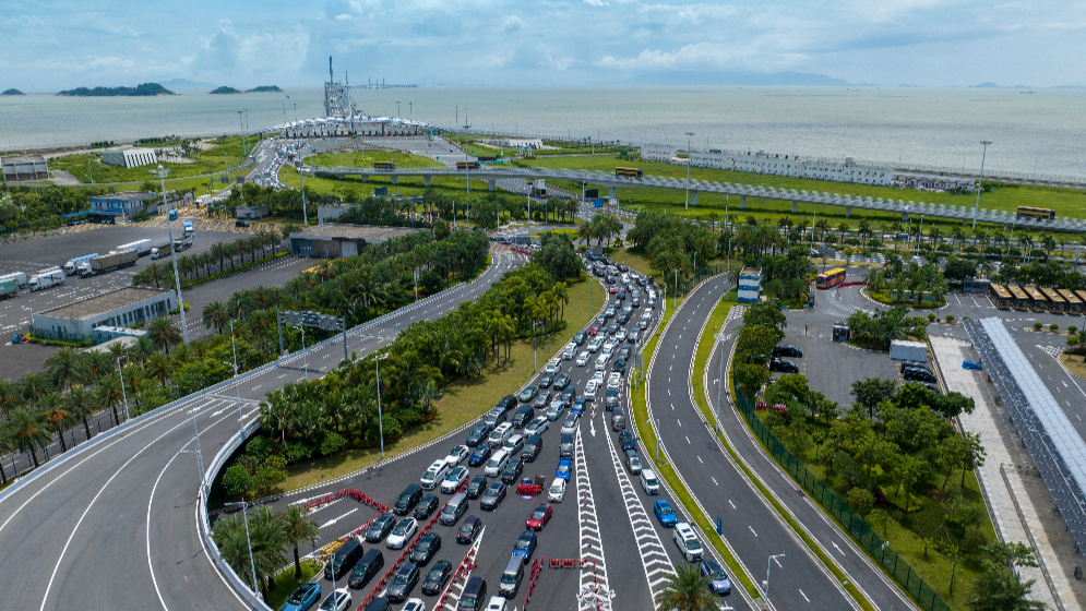 通關(guān)能力提升50%以上！2024年港珠澳大橋客流、車流創(chuàng)新高