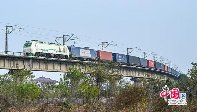 裝滿(mǎn)貨物的貨運(yùn)列車(chē)。 鄧詩(shī)琪 攝