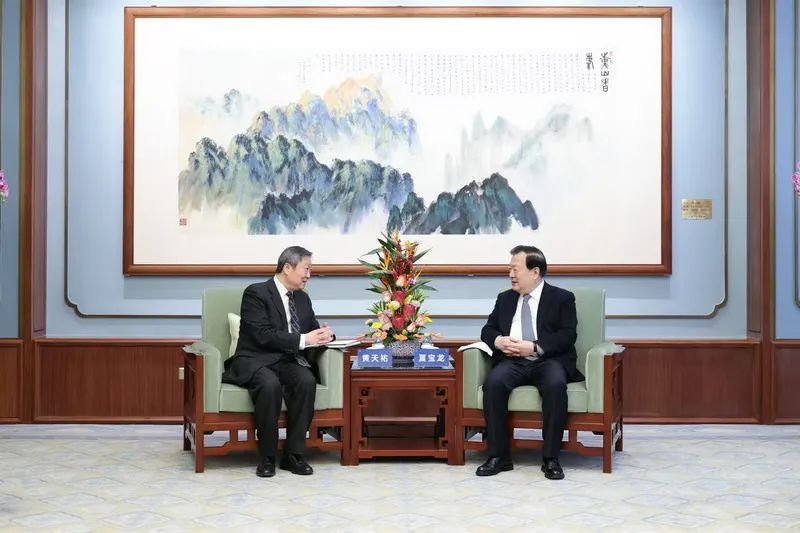夏寶龍會見香港證監(jiān)會主席黃天祐、行政總裁梁鳳儀一行