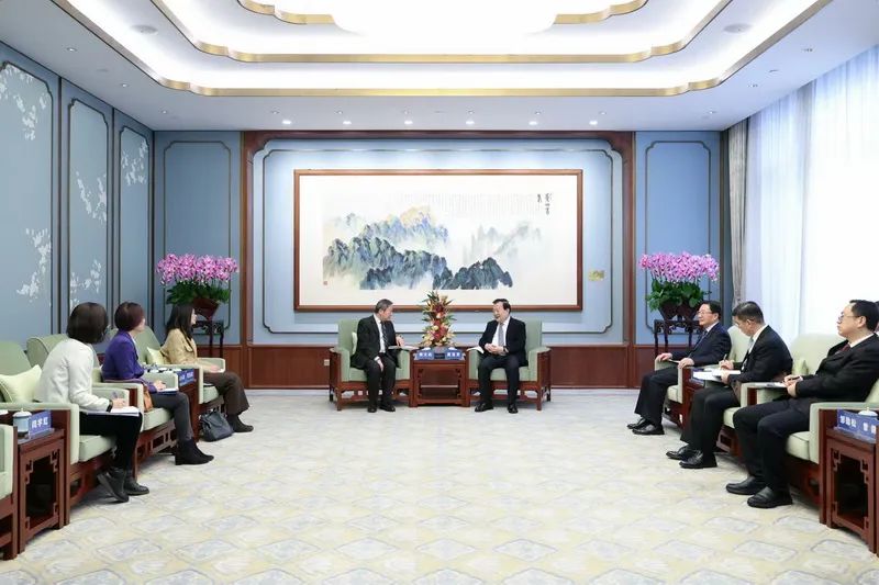 夏寶龍會見香港證監(jiān)會主席黃天祐、行政總裁梁鳳儀一行