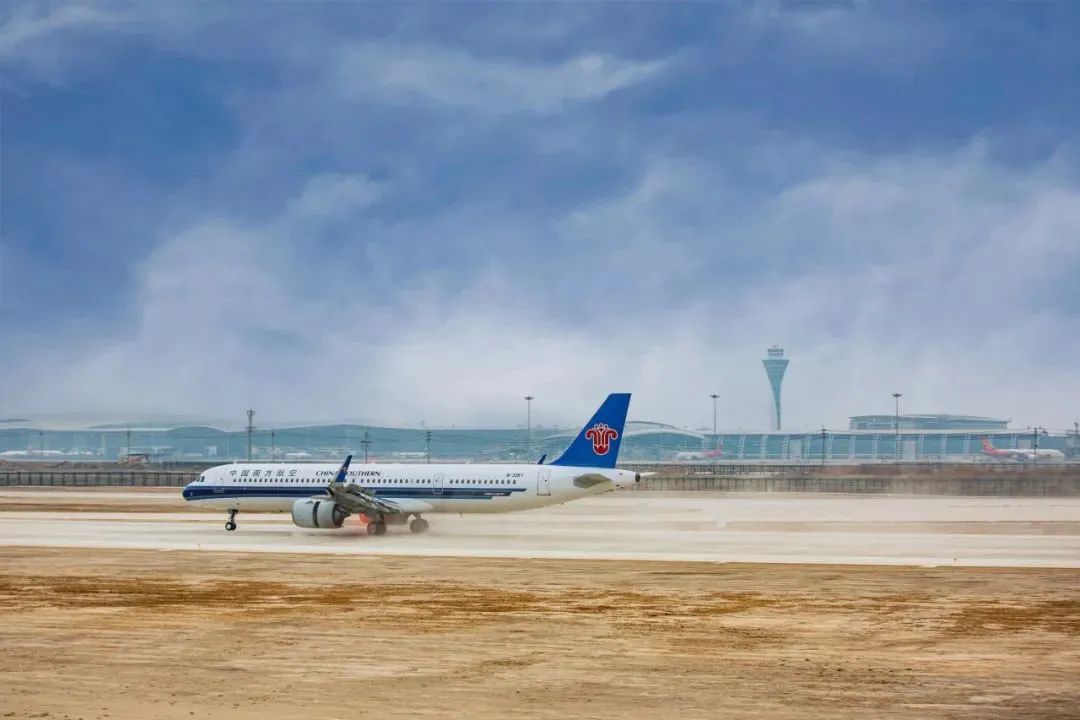 飛機(jī)平穩(wěn)降落在白云機(jī)場(chǎng)第四跑道上。圖源白云機(jī)場(chǎng)