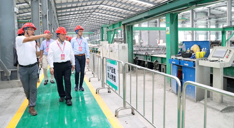 第十三屆全國人大常委會委員譚耀宗先生、香港工聯(lián)會主席吳秋北先生參觀聯(lián)盟會員單位的MiC生產(chǎn)線。圖源惠州裝配式供港聯(lián)盟