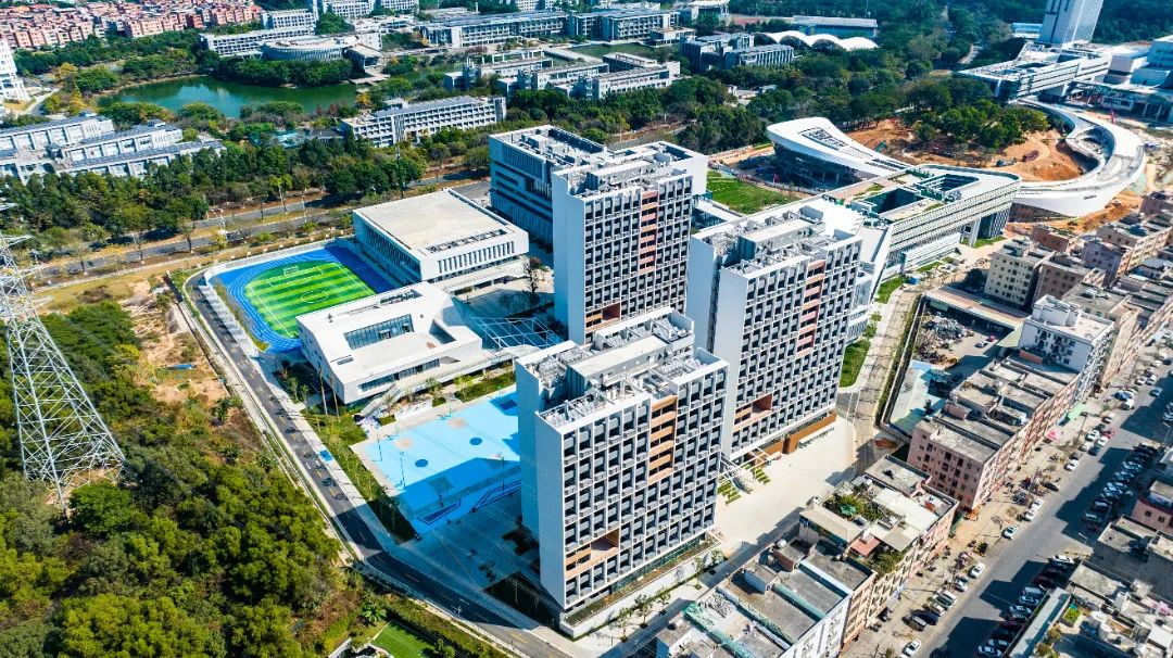 校區(qū)位于松山湖大學路南側(cè)、石大路東側(cè)地塊，總規(guī)劃用地170337.53平方米，總建筑面積約247746.91平方米，共由12棟建筑及1層人防地下室組成，并分為教學生活區(qū)和產(chǎn)學研區(qū)。