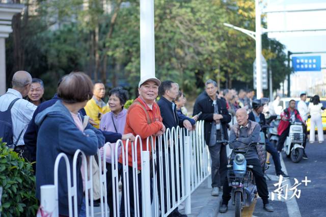 市民十分關(guān)注廣佛大橋的開通。