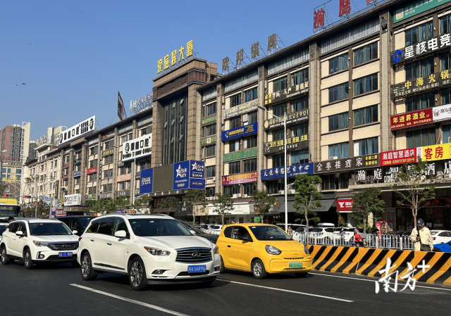 家住在大瀝中海金沙灣的周先生得知大橋開通消息后，開著他的“小黃車”早早來排隊。