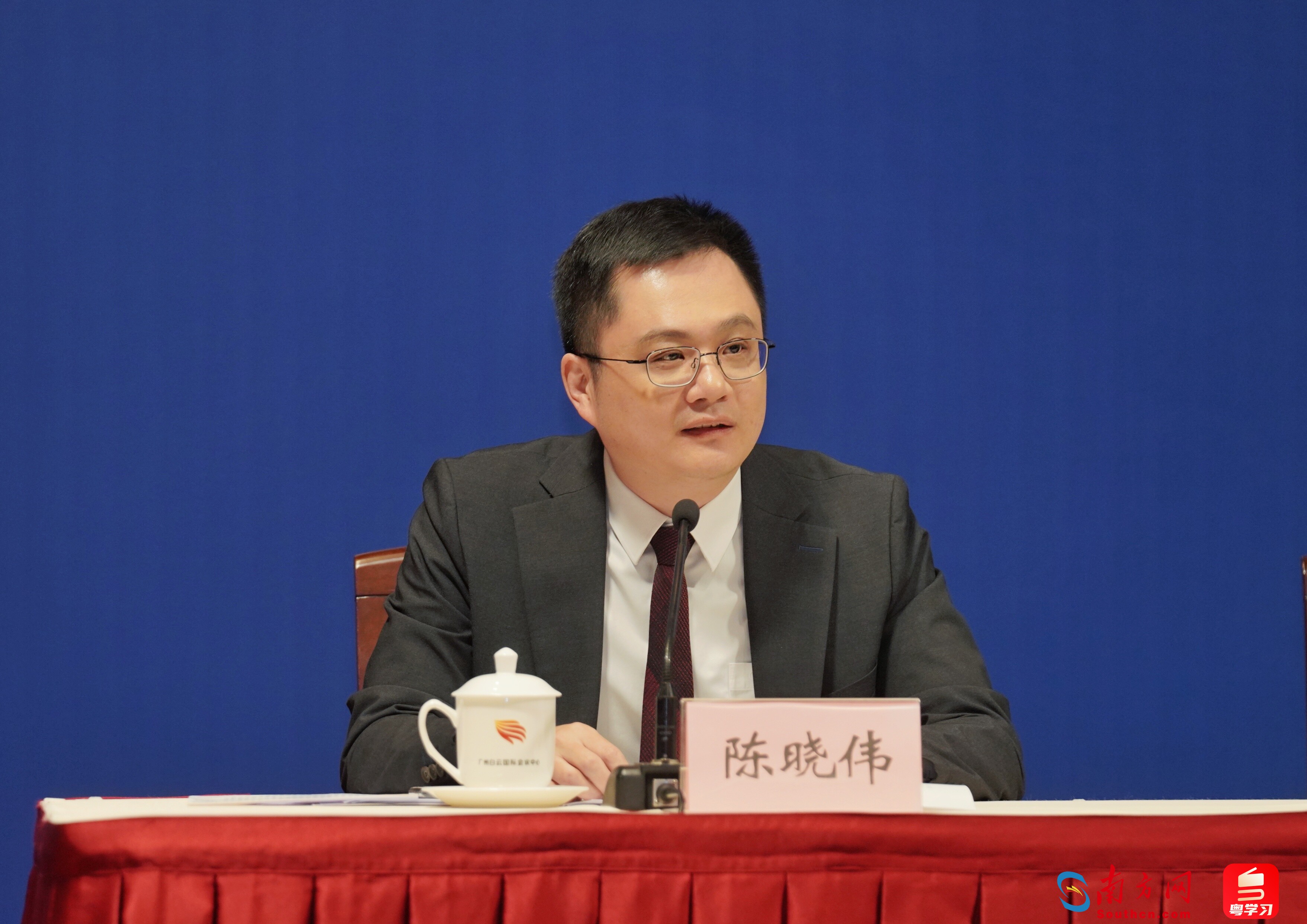 廣東省委宣傳部副部長、省人民政府新聞辦公室主任陳曉偉主持發(fā)布會。