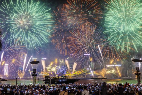 跨年夜，市民旅客在香港維多利亞港一起倒數，迎接2025年。香港旅游發(fā)展局供圖