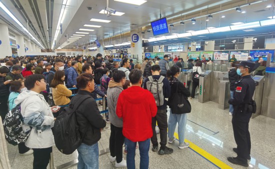 不少香港旅客經深圳各口岸到其他大灣區(qū)城市游玩。黃俊生攝