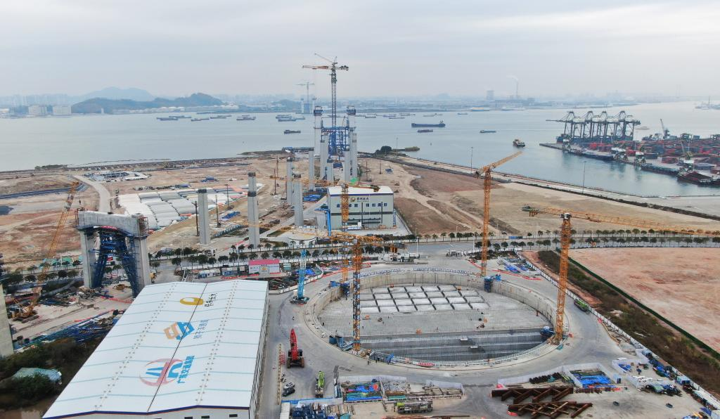 獅子洋大橋東主塔和東錨碇施工現(xiàn)場俯瞰（2025年2月6日攝，無人機(jī)照片）。新華社記者王瑞平 攝