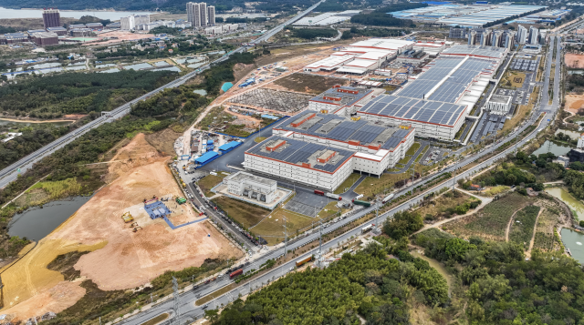 肇慶高新區(qū)舉行2025年第一季度產(chǎn)業(yè)項(xiàng)目集中簽約、動(dòng)工、投產(chǎn)儀式。王振宇 攝 肇慶高新區(qū)舉行2025年第一季度產(chǎn)業(yè)項(xiàng)目集中簽約、動(dòng)工、投產(chǎn)儀式。王振宇 攝