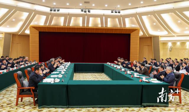 13日下午，兩省區(qū)在廣州召開粵桂東西部協(xié)作聯(lián)席會議。南方+記者 王輝 李細(xì)華 攝
