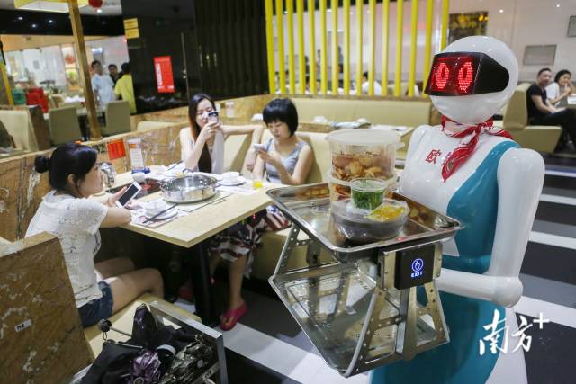 產(chǎn)業(yè)界曾預(yù)測(cè)，2025年會(huì)是人形機(jī)器人量產(chǎn)元年，人形機(jī)器人商業(yè)化前景引關(guān)注。