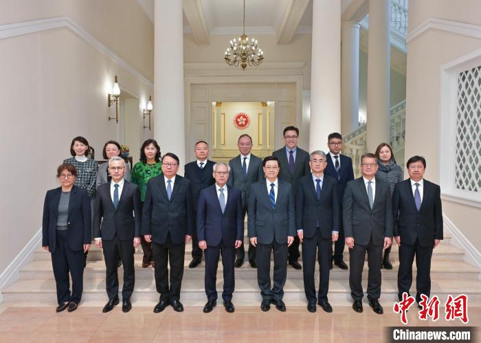 2月14日，香港特區(qū)行政長(zhǎng)官李家超(前排右四)率多位香港特區(qū)政府官員在香港禮賓府會(huì)見率團(tuán)來香港訪問的澳門特區(qū)行政長(zhǎng)官岑浩輝(前排左四)一行?！∠愀厶貐^(qū)政府新聞處供圖