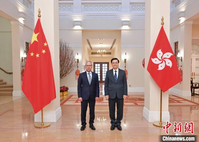2月14日，香港特區(qū)行政長(zhǎng)官李家超(右)在香港禮賓府會(huì)見率團(tuán)來香港訪問的澳門特區(qū)行政長(zhǎng)官岑浩輝(左)。　香港特區(qū)政府新聞處供圖