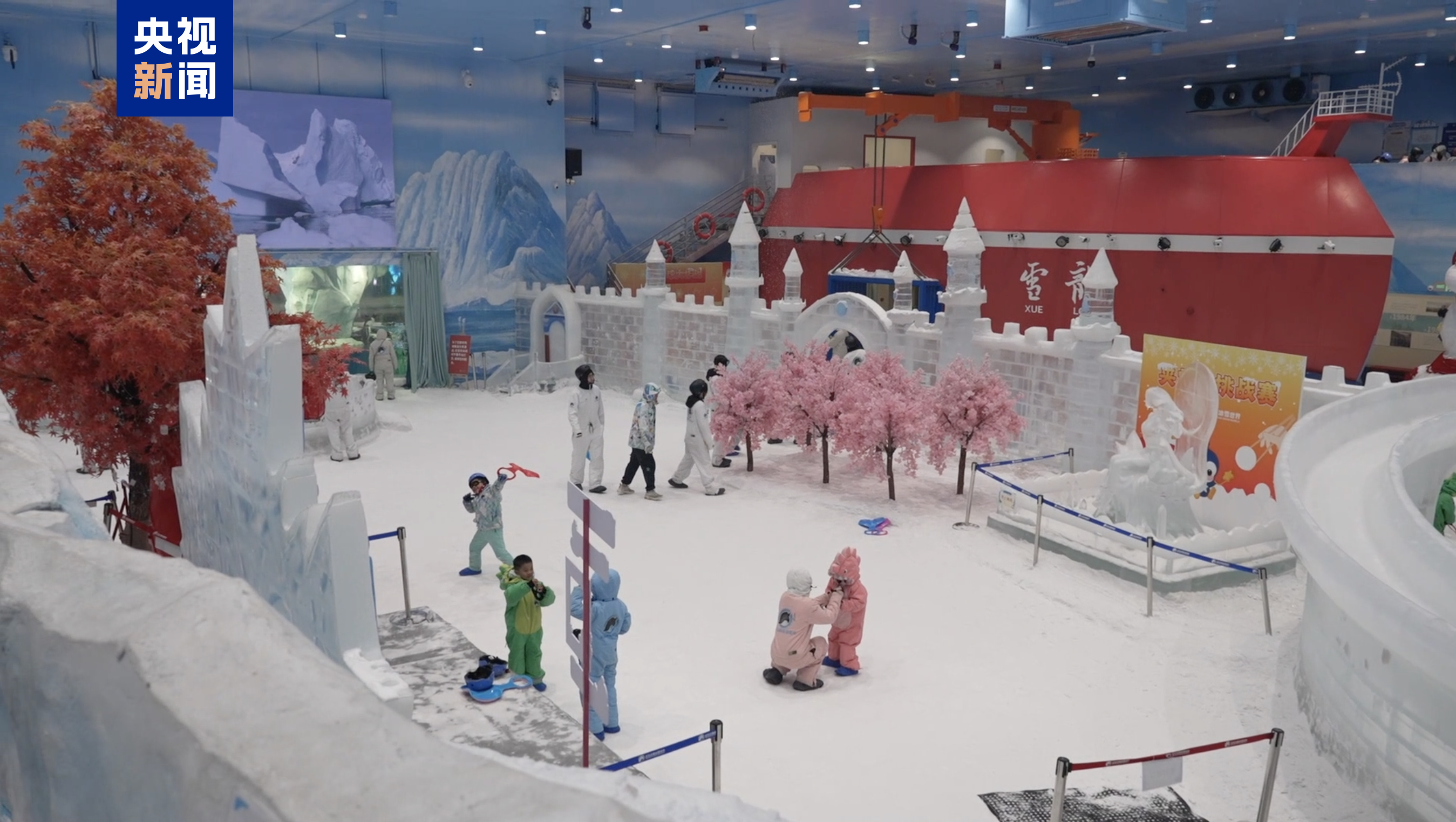 當(dāng)冰雪大世界在吸引全世界的游客打卡，大灣區(qū)的“熱雪奇跡”同樣璀璨。