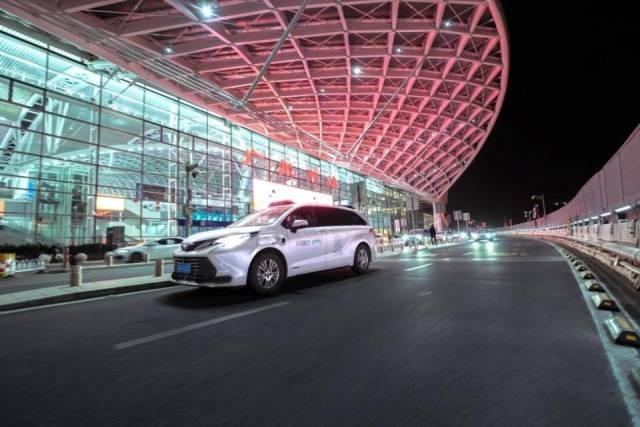 自動(dòng)駕駛出租車Robotaxi開進(jìn)廣州南站。