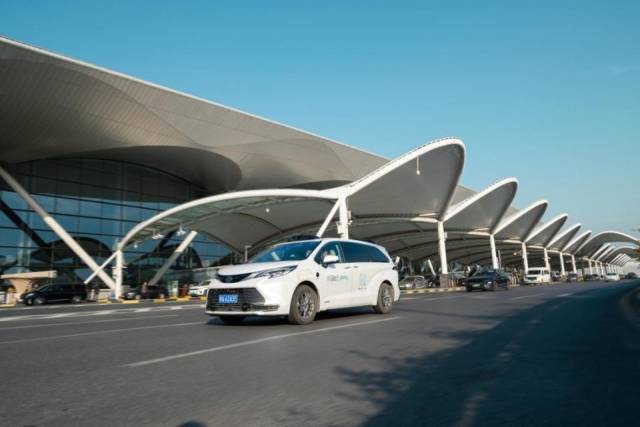 自動(dòng)駕駛出租車Robotaxi開進(jìn)廣州白云國際機(jī)場(chǎng)。