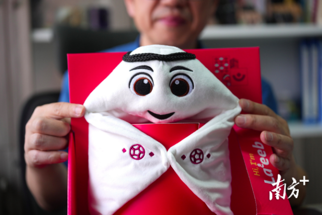 世界杯吉祥物拉伊卜（La'eeb）毛絨玩具。