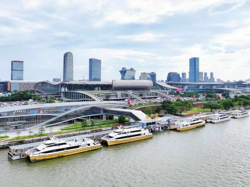 圖為琶洲港澳碼頭。目前乘客經(jīng)琶洲港澳碼頭前往香港國際機場乘坐飛機離開香港將可享受120港元的離境稅。圖片來源：琶洲港澳口岸微信公眾號。