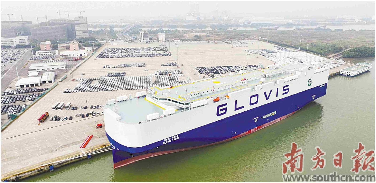 我國(guó)自主研制8600車汽車運(yùn)輸船在南沙交付