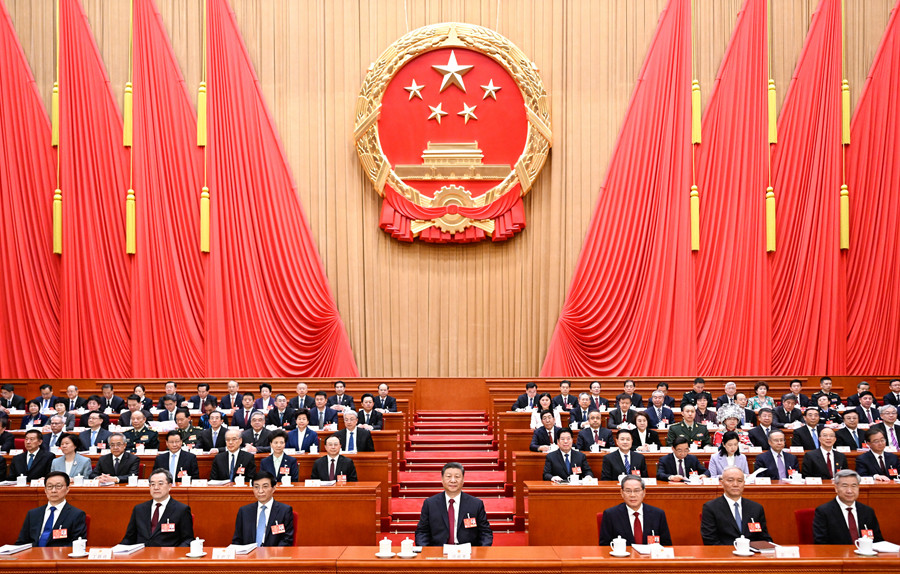 3月5日，第十四屆全國人民代表大會第三次會議在北京人民大會堂開幕。黨和國家領(lǐng)導(dǎo)人習(xí)近平、李強(qiáng)、王滬寧、蔡奇、丁薛祥、李希、韓正等出席大會。新華社記者 李學(xué)仁 攝